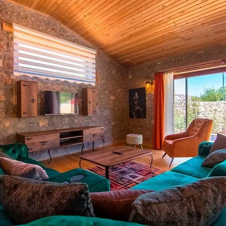 Stone With Private Pool In A Secluded Area In פאטהיה
